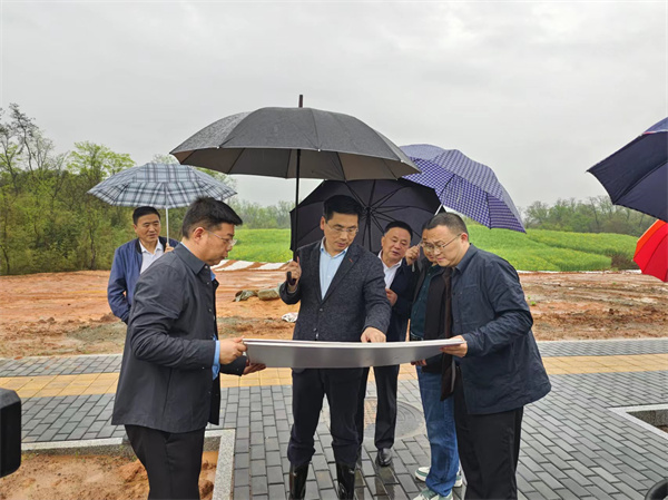 4月2日，洪董，潘总陪同王奇勇县长一行调研重点项目1.jpg