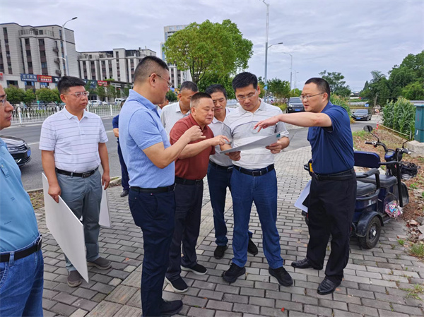 6月17日，集团领导陪同王奇勇县长一行调研富丰新城项目.jpg