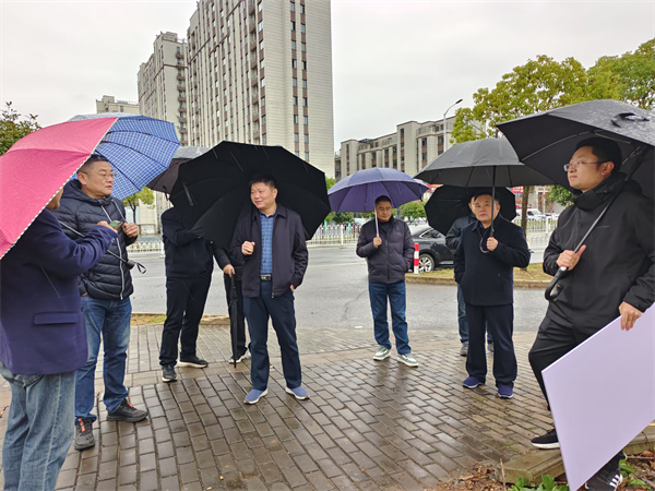 12月11日，洪董陪同詹凯县长一行调研张家山安置区地块.jpg