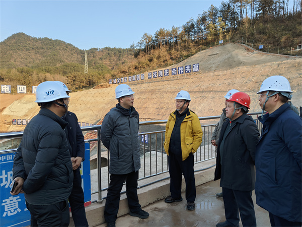 1月19日下午，县政府县长实地调研新安江流域防洪治理工程项目进展情况，副县长程伟，县政府办、县水利局、县应急局、县住建局、县城管局、注册登录集团、徽城镇、桂林镇有关负责同志随同参加1。.jpg