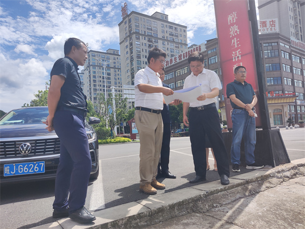 7月26日，县委常委、副县长詹凯督导歙县丰乐河（皖赣铁路桥-丰乐桥段河道）环境整治工程、古关桥老桥综合利用提升项目建设情况1.jpg